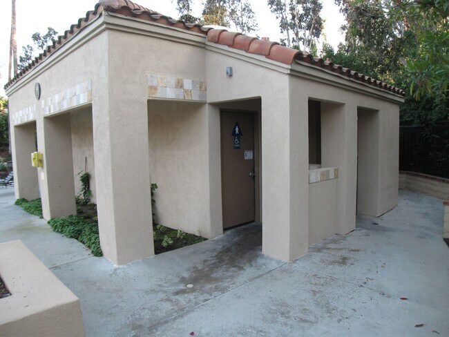 Building Photo - Corsica Villas Condo!