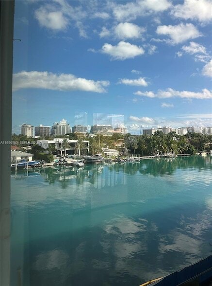 Building Photo - 9501 E Bay Harbor Dr