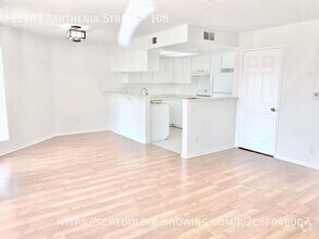 Building Photo - Beautiful updated spacious 2 Bed + 2 Bath ...