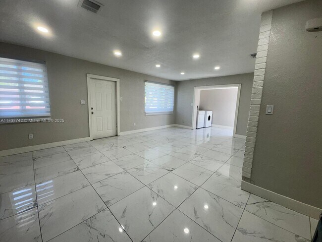 Building Photo - 437 NW 17th Ave