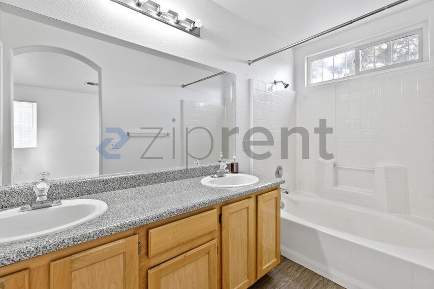 Building Photo - 2005 Rose Coral Ave