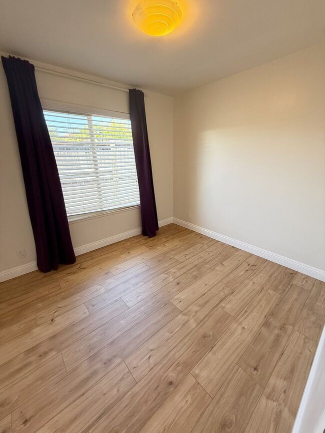 Building Photo - Beautifully Upgraded 4 Bed/2 Bath Single-L...