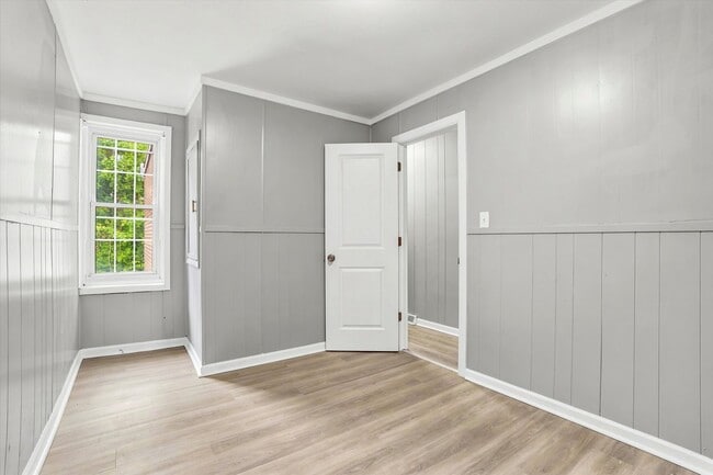 Building Photo - Fully Renovated Single Family House