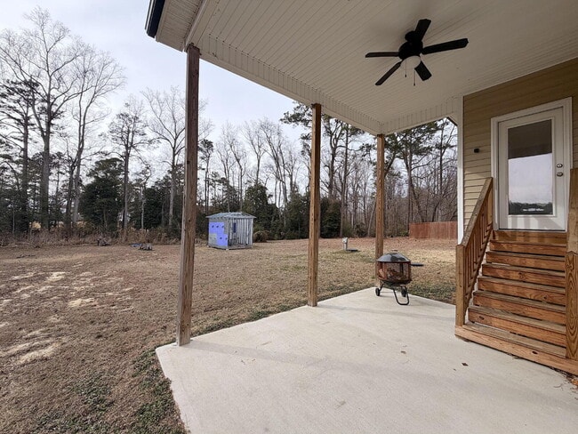 Building Photo - Spacious 3 Bedroom Home on 1 Acre Lot!