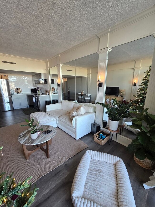 Building Photo - 14L