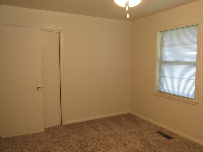 Building Photo - ***342 SW D Street***