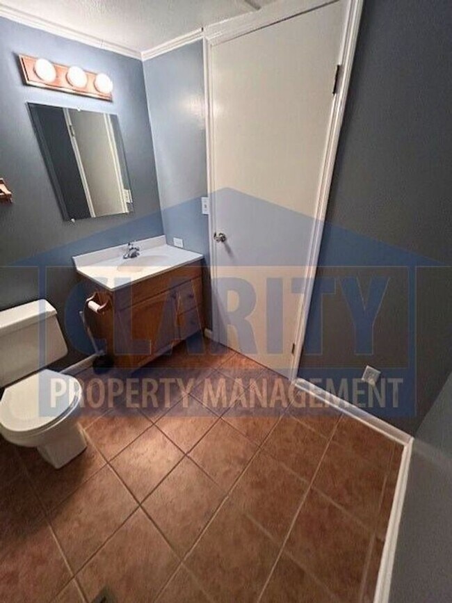 Building Photo - Spacious 3 bedroom, 2 bath home
