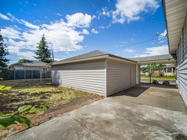 Building Photo - Charming Northwest Spokane Home | Minutes from Audubon Park & Downriver Golf Course