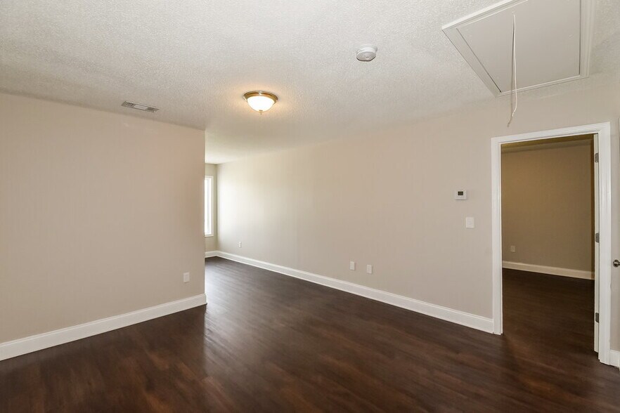 Building Photo - 709 Williamsburg Ct