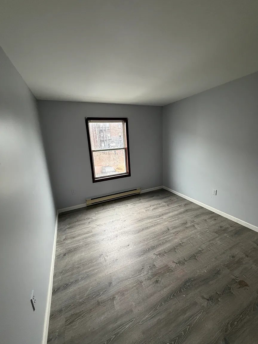 Building Photo - 352 S 6th St