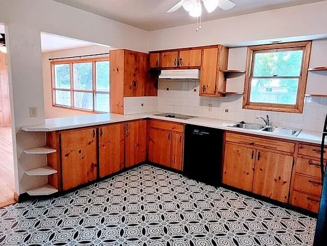 Building Photo - 1321 Lakewood Dr