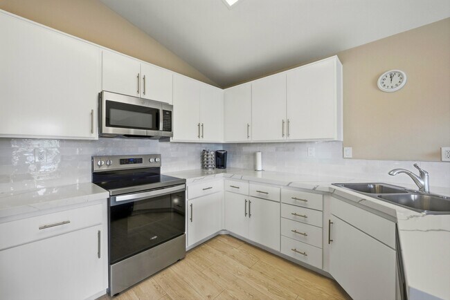 Building Photo - 42402 Sand Dune Dr