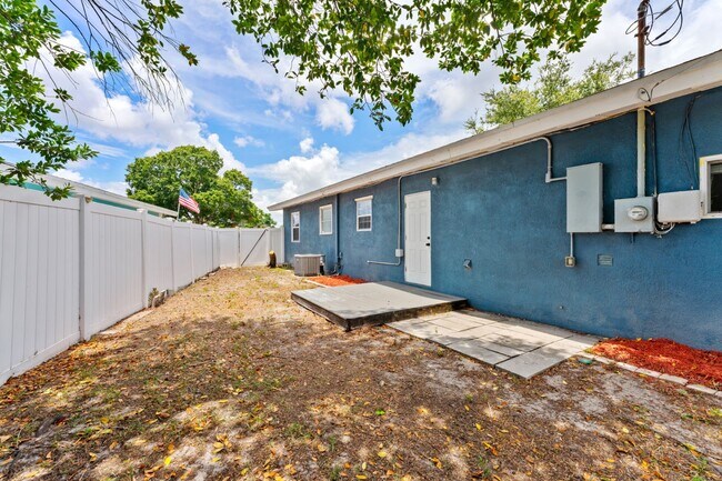 Building Photo - Stunning 3 BR/2 BA home in Heart of St. Pete!
