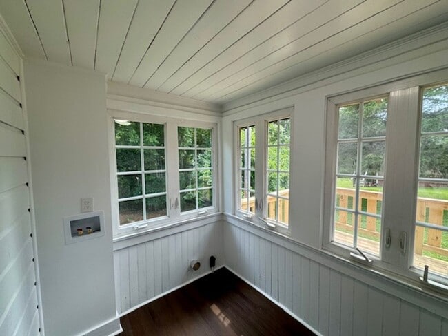 Building Photo - Renovated 3 Bedroom/2 Bath Home