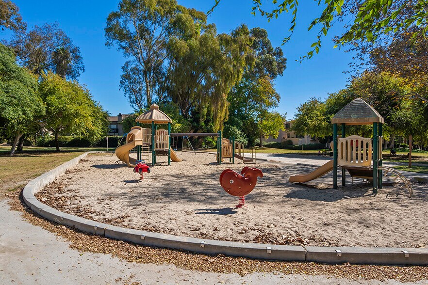 Building Photo - 3216 Caminito Eastbluff