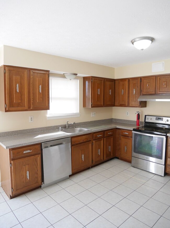 Building Photo - Spacious 3-Bedroom Home with Office/Den in...