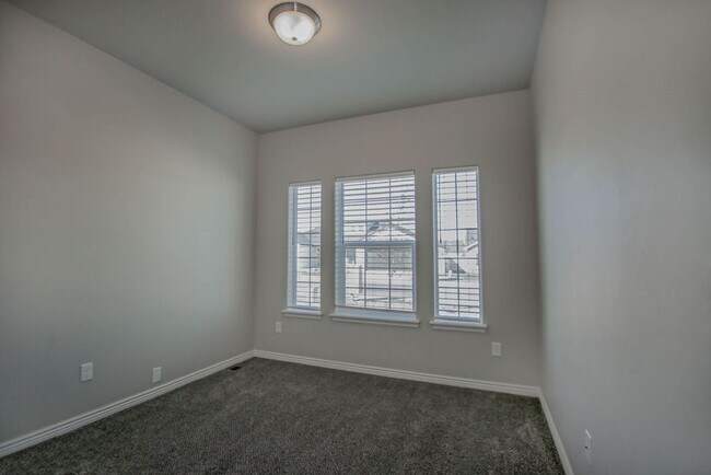 Building Photo - 745 Shadowleaf Ave