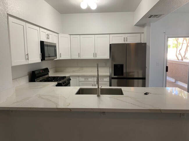 Building Photo - 3 bed, 2 bath, 2 car garage townhouse for rent