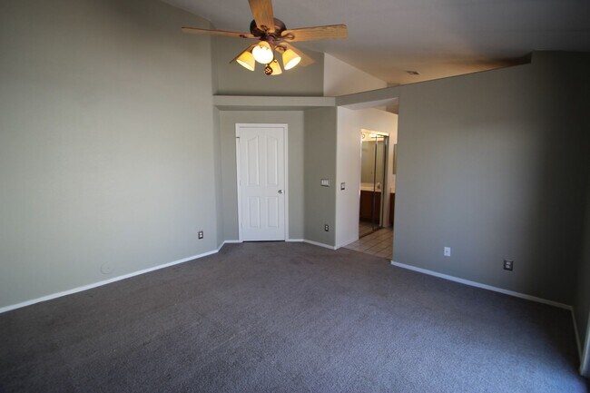 Building Photo - Green Valley area single story home with 3...