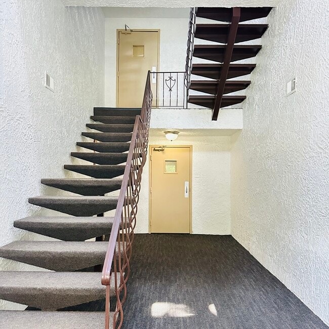 Building Photo - 8 Shadowbrook Ln