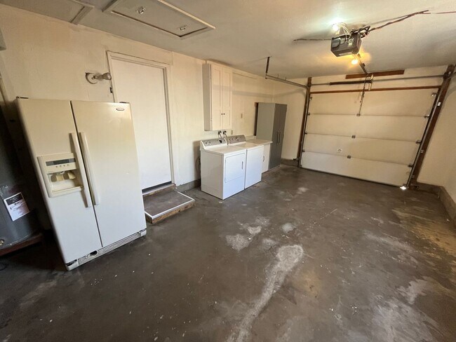 Building Photo - 1302 NE Dempsey Dr