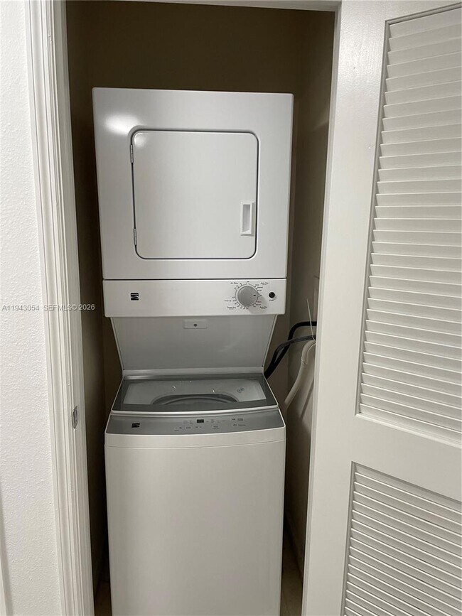 Building Photo - 533 NE 3rd Ave