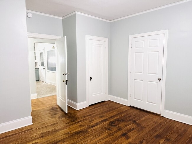 Building Photo - 711 Kenan St W