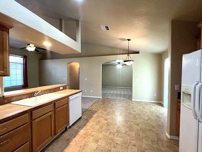 Building Photo - Beautiful 3 bed 2 bath home in the Woodsid...