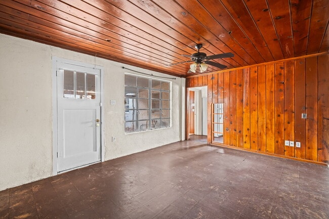 Building Photo - Minutes from TTU, Washer & Dryer Included