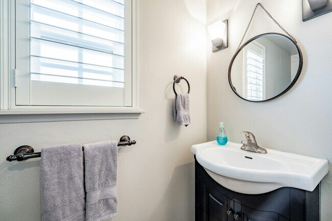 Building Photo - 815 W 15th St