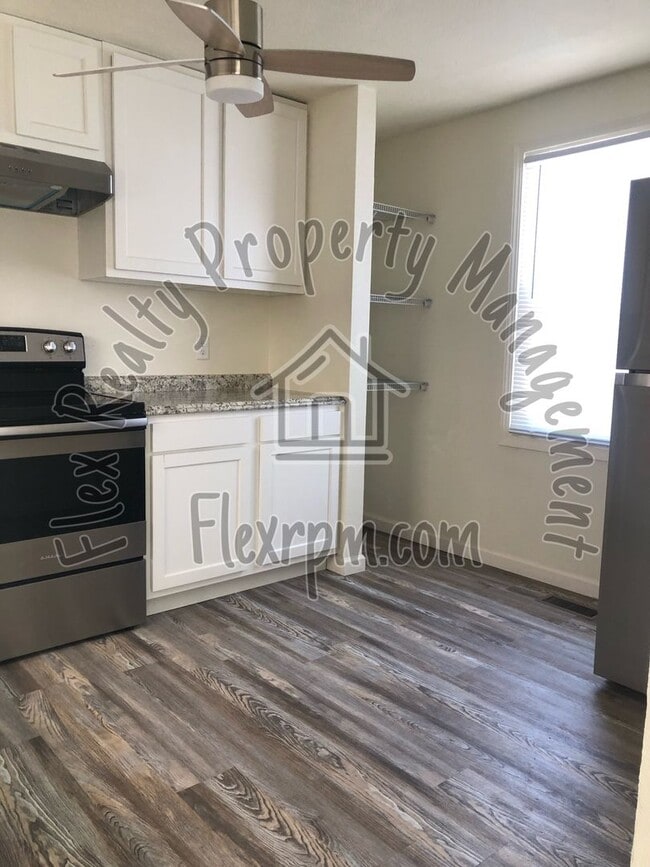 Building Photo - West Side Town Home - Sylvania Schools!!!