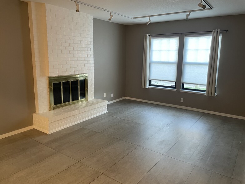 Building Photo - 2314 Amapola Dr