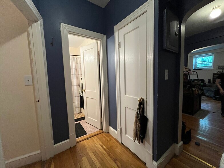Building Photo - 1559 Beacon St
