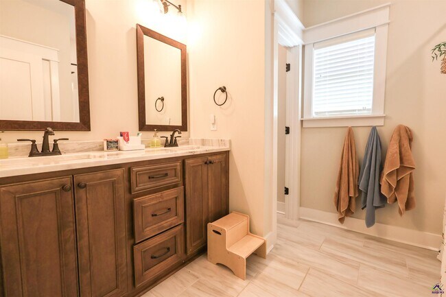 Building Photo - 410 Stonegate Trail
