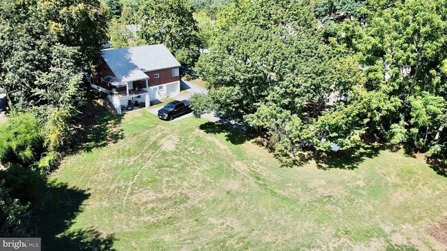 Building Photo - 602 E Maple St