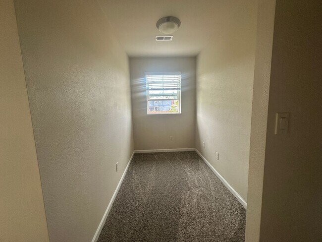 Building Photo - New carpet