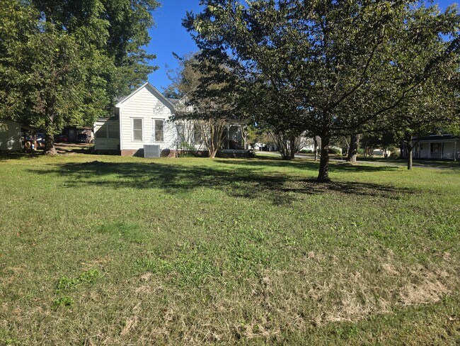 Building Photo - 505 Ave 2 NE