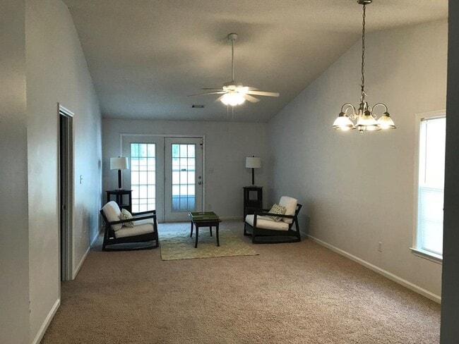 Building Photo - 2 Bedroom 2 Bath Townhouse