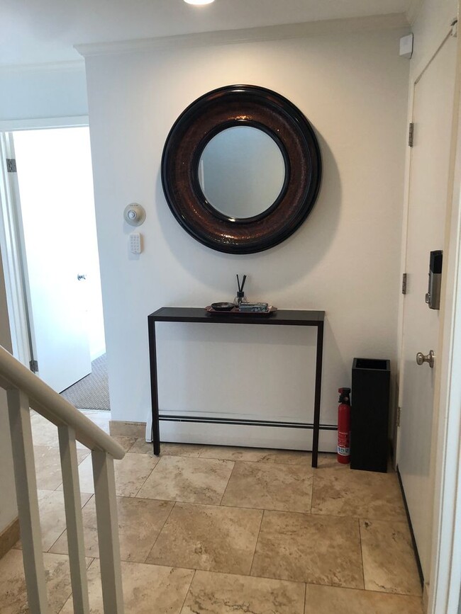 Building Photo - Elegant & Expansive Furnished 3 Bedroom/2 ...