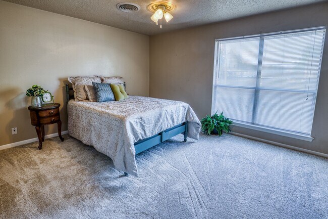 Building Photo - 402 Cottonwood St