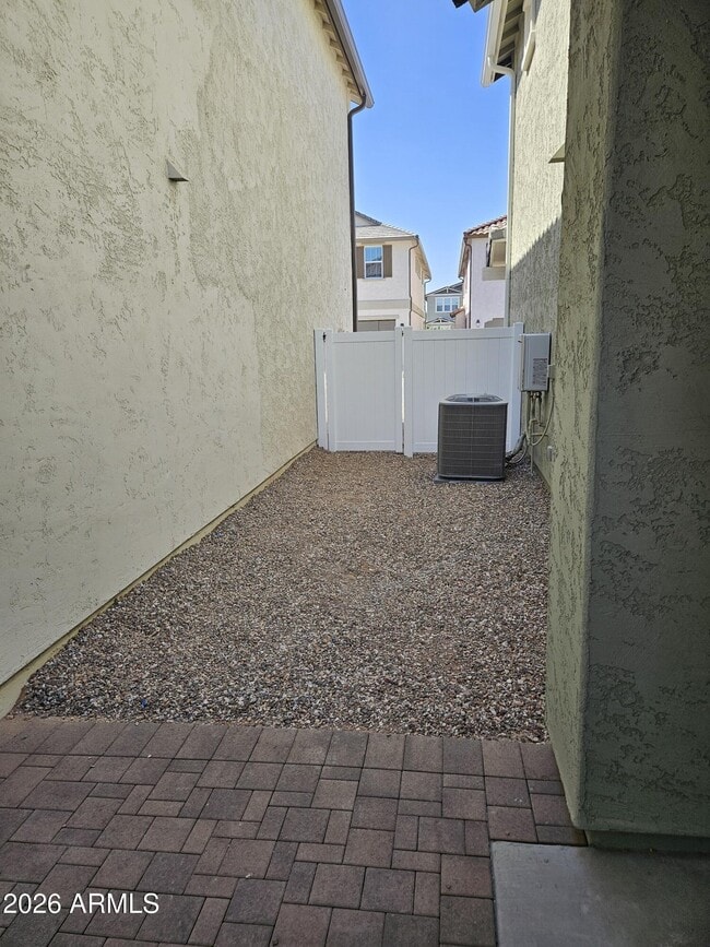 Building Photo - 3353 S Primrose