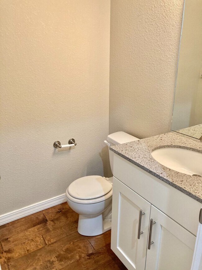 Building Photo - Lovely 3 Bedroom, 2.5 Bathroom Townhome