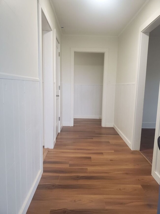 Building Photo - Newly Renovated 3 bedroom Single Family Ho...