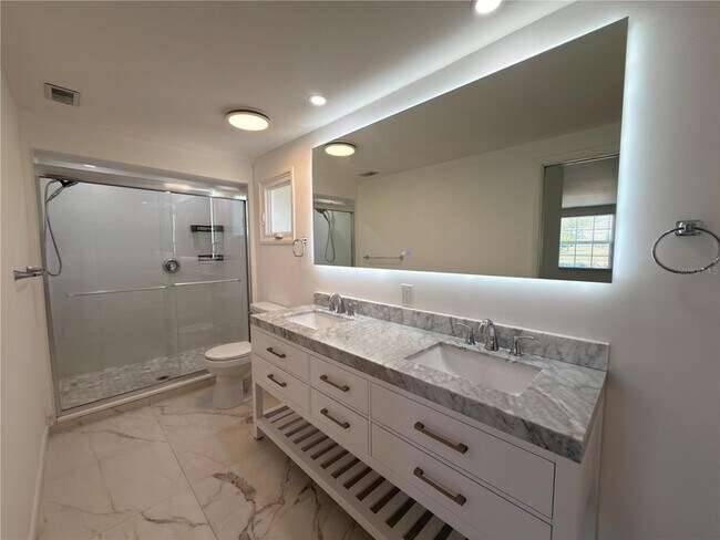 Building Photo - 812 Bayview Dr