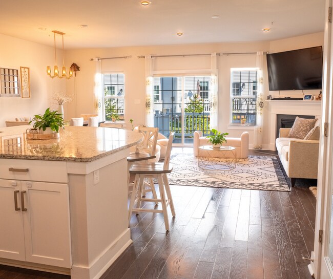 Building Photo - Luxury 3B/3.5B Townhome with Finished Base...
