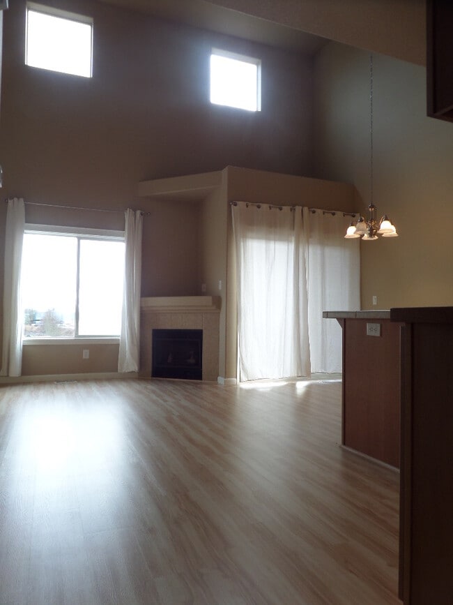 Building Photo - The Oaks Live/Work Townhomes