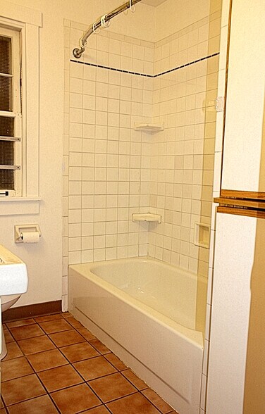 bath - tiled tub - 5840 Alderson St