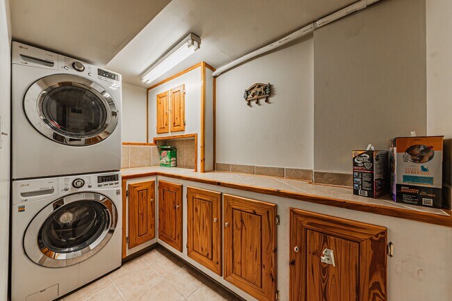 Building Photo - 102 Judson St