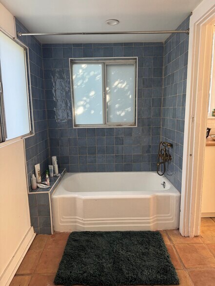 Building Photo - 5924 Hayes Ave