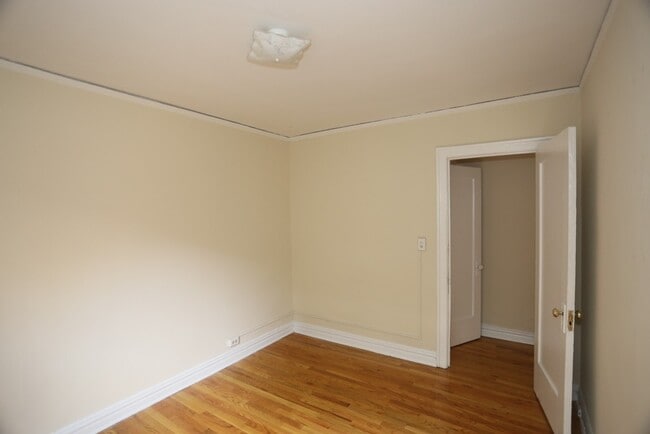 Building Photo - 533 W Roscoe St